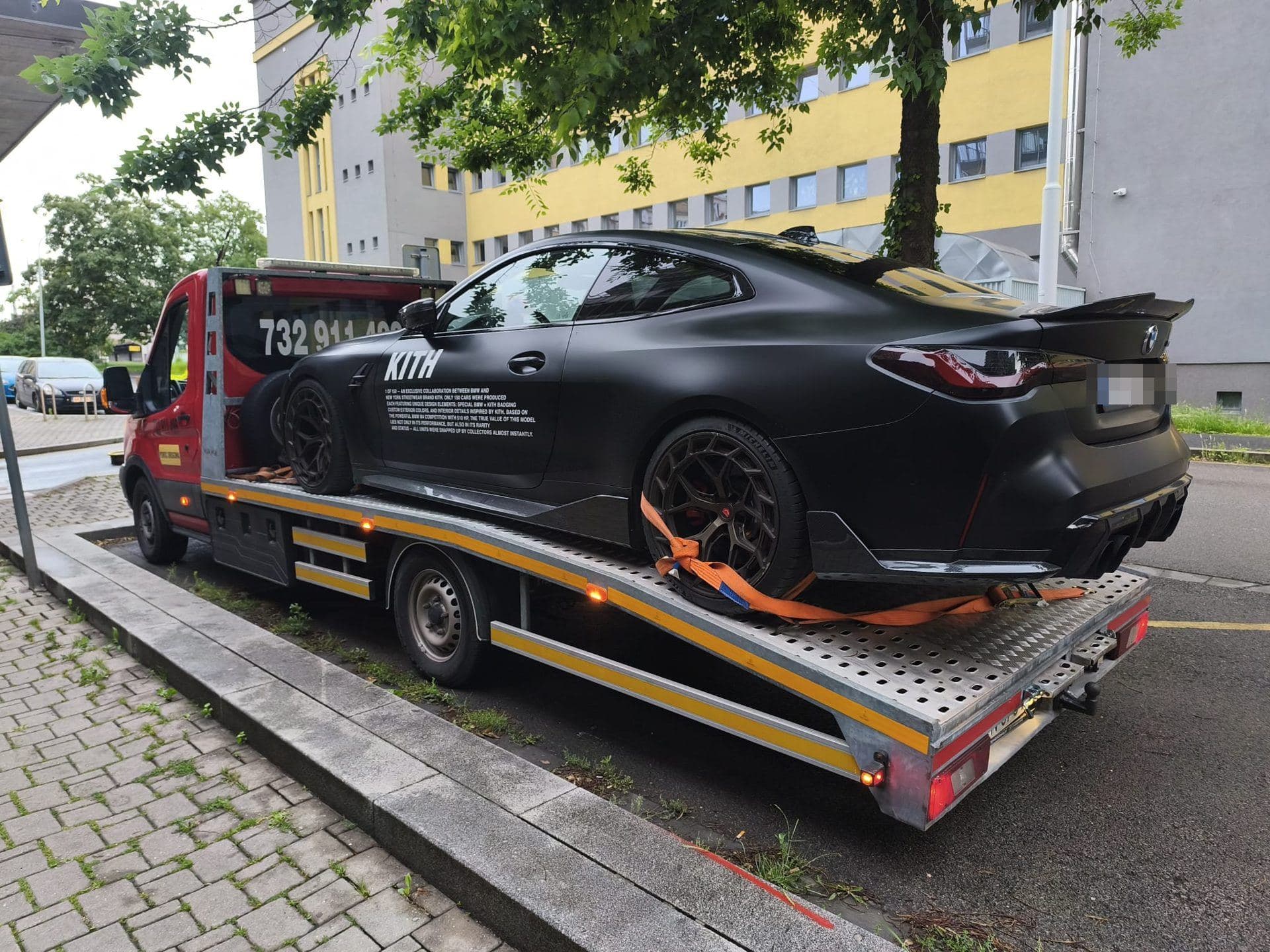 Laweta Lavet Transport z BMW M4 na platformie, Warszawa