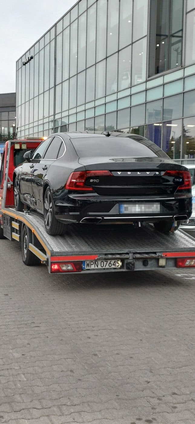 Volvo S90 na lawecie przed salonem samochodowym